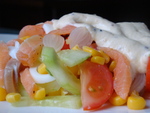 Легкий салат с красной рыбой и маринованным лучком