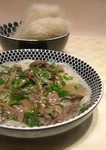 суп с говядиной и рисовой вермишелью по-корейски