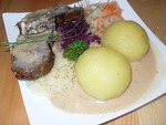 Говядина тущеная в кислом соусе с картофельными клецками (Sauerbraten mit Klo?e )
