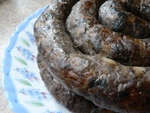 Домашняя колбаса с черносливом и чесноком