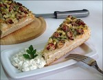 Открытый пирог из картофельного теста с копчёными колбасками и квашеной капустой.