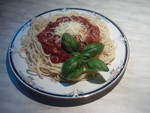 спагетти в сочетании с томатным соусом болонез.