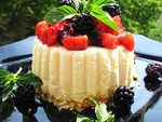 Холодный сливочно-творожный торт с белым шоколадом и фруктово-ягодным покрытием