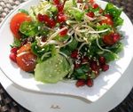 Овощной салат с листьями дайкона и гаранатовыми зернами