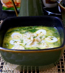 Холодный шпинатный суп с миндалем и перепелиными яйцами