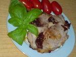 Мясо ,запеченное под сметанно-горчичным кремом и нашпигованое черносливом