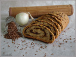 Пшенично-ржаной хлеб на картофельной закваске с семенами льна, сыром, луком и помидорами.