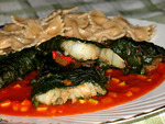 Филе морского окуня в шубке из шпината на соусе из паприки