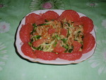 Салат из кальмаров, украшенный грейпфрутом (вариант)