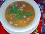 Густой овощной суп с сосисками и фасолью.