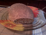 Ржаной хлеб с сыром и изюмом.