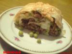 Мясной пирог-рулет с зелёным горошком