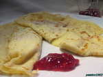 Crepes или французские блинчики с камамбером и клюквенным конфитюром