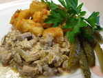 Бефстроганов с солеными огурцами и грибами.