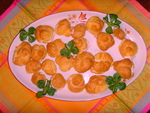 Petits choux или маленькие заварные пироженные с копчёным лососем.