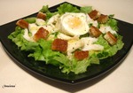 салат с копченой рыбкой и яйцами-пашот