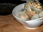 Рулетики из рисовой бумаги с салатом из курицы по тайски