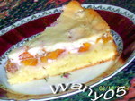 Творожный пирог персиком и сметанной заливкой