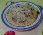 куриное филе с соусом из грибов и сливок со спагетти