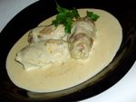 Мясные пальчики со шпинатом и сливочным соусом