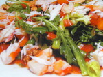 Салат из краба с овощами и томатным соусом