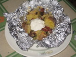 Печеный картофель,фаршированный сырокопченой колбасой,сыром,зеленью и чесноком.