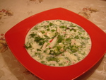 Окрошка  на кефире с курицей и шпинатом