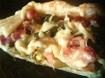 Пирог из слоёного теста с зелёной фасолью и беконом.