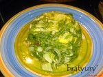 Сочный салат из редиса, репчатого лука и огурца жёлтого сорта
