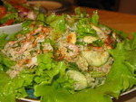 Рисовый салат с креветками и миндалем