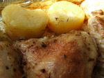 цыпленок, маринованный в майонезе с пряными травами и запеченый с  молодым картофелем