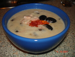 Сливочный суп с семгой, креветками и икрой