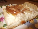 Пирог из слоеного теста с творогом и грушей
