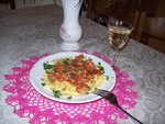Томатен спагетти под нежным соусом с тунцом и каперсами.