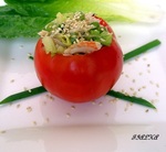 Фаршированый помидор с крабовым мясом и салатом