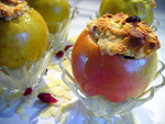 Печеные яблоки с марципаном и клюквой