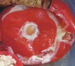 Яйцо, запечённое в помидоре.