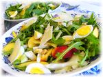 Салат из руколы с нектаринами, фенхелем и перепелиными яйцами