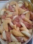 Запеченая курица с картошкой и яблоками