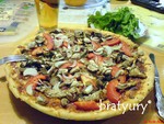 Pizza tre formaggi e due pancetta (Пицца с тремя сырами и двумя беконами)