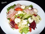 Салат из свежих овощей с Беконом и Мини-Моцареллой