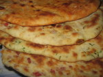 Индийский хлеб с разными начинками.