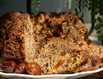 Кекс с бананом, шоколадом, изюмом и финиками